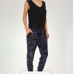 NWOT DKNY JEANS Women's Jumpsuit
Size XL Black & Navy & Grey Camouflage